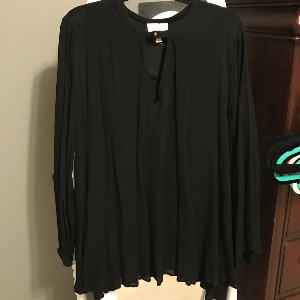 Flowy black top